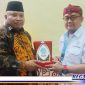 Caption : Koorwil ASPPI Madura, Mohammad Fauzan (kanan baju putih) bersama Kadisporapar Kabupaten Sampang, Kusairi.