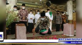 Caption: Gubernur Jawa Barat (Ridwan Kamil) menabur bunga di makam Syaikhona Muhammad Kholil Bangkalan.