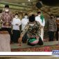 Caption: Gubernur Jawa Barat (Ridwan Kamil) menabur bunga di makam Syaikhona Muhammad Kholil Bangkalan.
