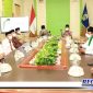 Caption: Gubernur Jawa Barat (Ridwan Kamil) didampingi Bupati Bangkalan (Ra Latif) temui ulama' Bangkalan.