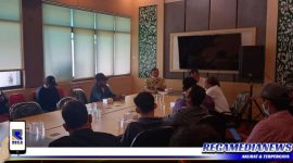 LSM Pakes saat mengadukan nasib anggota koperasi KPRI terhadap Sekda Bangkalan