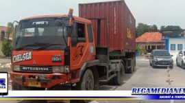 Caption: truk trailer yang terlibat kecelakaan di amankan di Mako Satlantas Polres Sampang.
