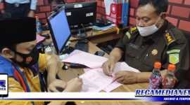 Caption: terdakwa Suhartono (kiri) mantan Kepala Desa Tanah Merah.