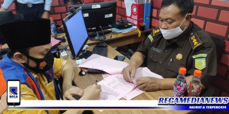 Caption: terdakwa Suhartono (kiri) mantan Kepala Desa Tanah Merah.