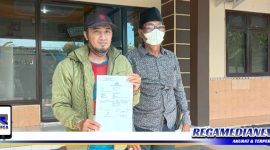 Caption: suami oknum bidan (kiri) didampingi Ketua JCW Sampang usai melapor ke Polres Sampang.