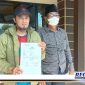 Caption: suami oknum bidan (kiri) didampingi Ketua JCW Sampang usai melapor ke Polres Sampang.