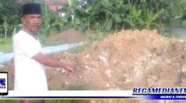 Caption: warga tunjukkan tumpukan tanah bekas galian proyek optimalisasi SPAM.