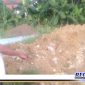 Caption: warga tunjukkan tumpukan tanah bekas galian proyek optimalisasi SPAM.