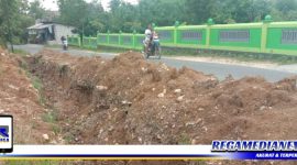 Caption: tanah bekas galian proyek optimalisasi SPAM dibiarkan menumpuk dan berserakan dipinggir jalan.