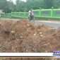 Caption: tanah bekas galian proyek optimalisasi SPAM dibiarkan menumpuk dan berserakan dipinggir jalan.