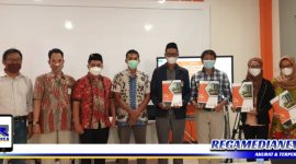 Caption: Jajaran Dekanat Fisib UTM saat berpose dengan dosen penerima pemenang Best Lecturer Performance In Teaching 2021.