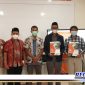 Caption: Jajaran Dekanat Fisib UTM saat berpose dengan dosen penerima pemenang Best Lecturer Performance In Teaching 2021.