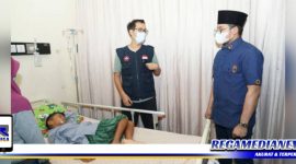 Caption: Bupati Bangkalan (Ra Latif) saat menjenguk bocah penderita tumor rahang.