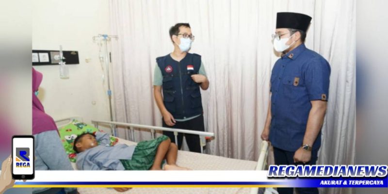Caption: Bupati Bangkalan (Ra Latif) saat menjenguk bocah penderita tumor rahang.