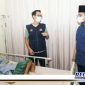 Caption: Bupati Bangkalan (Ra Latif) saat menjenguk bocah penderita tumor rahang.