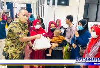 Caption: Plt Direktur Utama RSD Ketapang (dr. Juan Zenniko Setiadi, Sp.An) saat memberikan paket bantuan kepada salah satu pasien.
