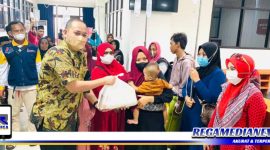 Caption: Plt Direktur Utama RSD Ketapang (dr. Juan Zenniko Setiadi, Sp.An) saat memberikan paket bantuan kepada salah satu pasien.