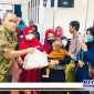 Caption: Plt Direktur Utama RSD Ketapang (dr. Juan Zenniko Setiadi, Sp.An) saat memberikan paket bantuan kepada salah satu pasien.