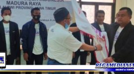 Caption: Ketua SMSI Sampang (Mohammad Fauzan, MH,.M.Si,.) saat menerima bendera pataka dari Ketua SMSI Jawa Timur.