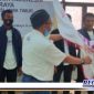 Caption: Ketua SMSI Sampang (Mohammad Fauzan, MH,.M.Si,.) saat menerima bendera pataka dari Ketua SMSI Jawa Timur.