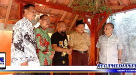Caption: perwakilan orang tua murid dan guru SMPN 1 Camplong, didampingi perwakilan PGRI dan Kadisdik Sampang.