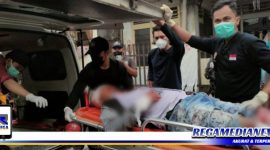 Caption: sejumlah petugas hendak membawa korban pembacokan ke rumah sakit.
