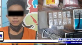Caption: tersangka narkoba inisial AR dan barang buktinya diamankan di Mapolrestabes Surabaya.