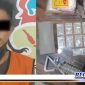 Caption: tersangka narkoba inisial AR dan barang buktinya diamankan di Mapolrestabes Surabaya.