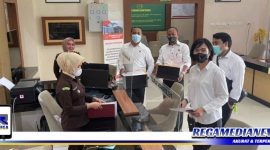 Caption: Penyidik Polda Gorontalo saat menyerahkan berkas tahap satu kasus Investasi FX Family, kepada Kejaksaan Tinggi Gorontalo.