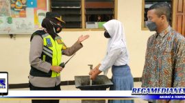 Caption: Kapolsek Benowo (Kompol Enny Prihatin M Rustam) tengah memberikan imbauan prokes kepada pelajar.