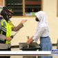 Caption: Kapolsek Benowo (Kompol Enny Prihatin M Rustam) tengah memberikan imbauan prokes kepada pelajar.