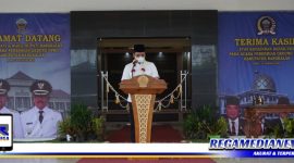 Caption: Bupati Bangkalan saat menyampaikan sambutan peresmian gedung baru DPRD Bangkalan.