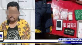 Caption: tersangka bandar sabu inisial MS saat diamankan di Mapolsek Semampir, Surabaya.