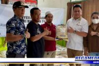 Caption: Djufri Budiman saat menyerahkan ratusan paket sembako untuk korban banjir, di Desa Mangsalong, Kecamatan Lumbis, Kabupaten Nunukan.