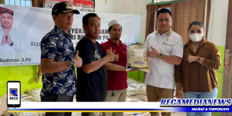 Caption: Djufri Budiman saat menyerahkan ratusan paket sembako untuk korban banjir, di Desa Mangsalong, Kecamatan Lumbis, Kabupaten Nunukan.