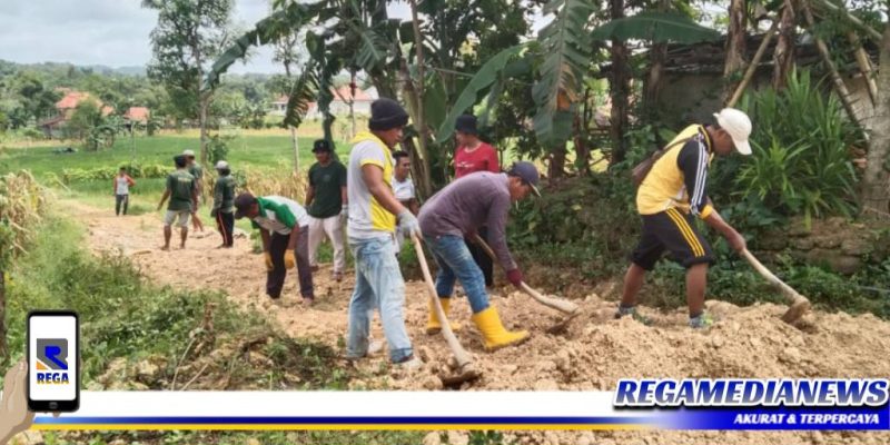 Caption: kompak, warga Desa Tobai Barat bergotong royong memperbaiki jakan.