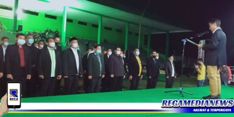 Caption: Ketua ASKAB PSSI Kabupaten Gorontalo (Nelson Pomalingo) saat melantik pengurus barunya.