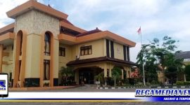 Caption: Kantor DPRD Kabupaten Sampang.