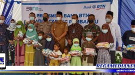 Caption: didampingi Wabup Sampang dan Forkopimcam, Kepala Bank BTN KCP Sampang memberikan santunan kepada anak yatim.