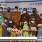 Caption: didampingi Wabup Sampang dan Forkopimcam, Kepala Bank BTN KCP Sampang memberikan santunan kepada anak yatim.