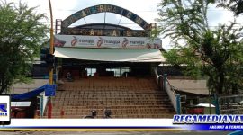 Caption: Pasar Srimangunan Sampang.