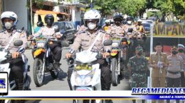 Caption: tampak rombongan Tim Pamor Keris show of force di kawasan Sampang kota.