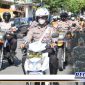 Caption: tampak rombongan Tim Pamor Keris show of force di kawasan Sampang kota.