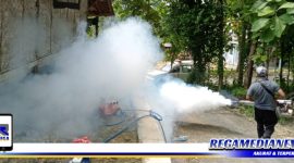 Caption: petugas Puskesmas Robatal saat fogging ke permukiman warga desa setempat.