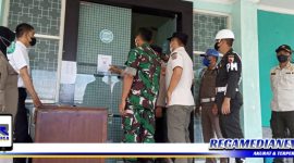 Caption: Petugas gabungan saat tinjau langsung pemasangan aplikasi PeduliLindungi di salah satu perusahaan di Bangkalan.