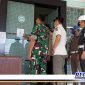 Caption: Petugas gabungan saat tinjau langsung pemasangan aplikasi PeduliLindungi di salah satu perusahaan di Bangkalan.