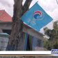 Caption: tampak bendera partai terpaku di pohon sepanjang Jalan Jaksa Agung Suprapto, Sampang.