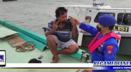 Caption: nelayan di pelabuhan Pulau Mandangin saat diberikan imbauan dan edukasi tentang protokol kesehatan.