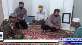 Caption: anggota Satbinmas Polres Sampang saat berkunjung ke kediaman Ketua MWC NU Camplong dan membagikan bubuk abate.