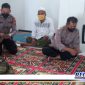 Caption: anggota Satbinmas Polres Sampang saat berkunjung ke kediaman Ketua MWC NU Camplong dan membagikan bubuk abate.